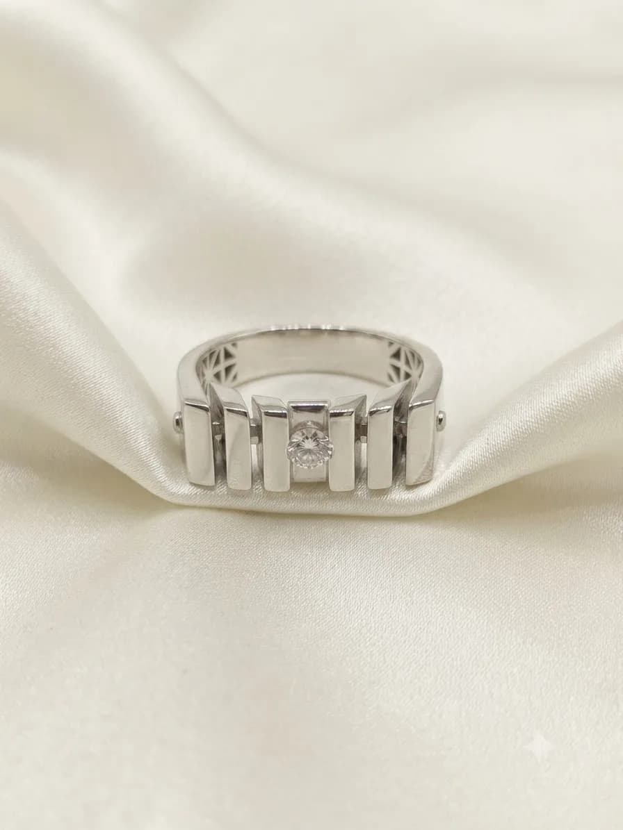 Bar-Setting Ring with Central Solitaire